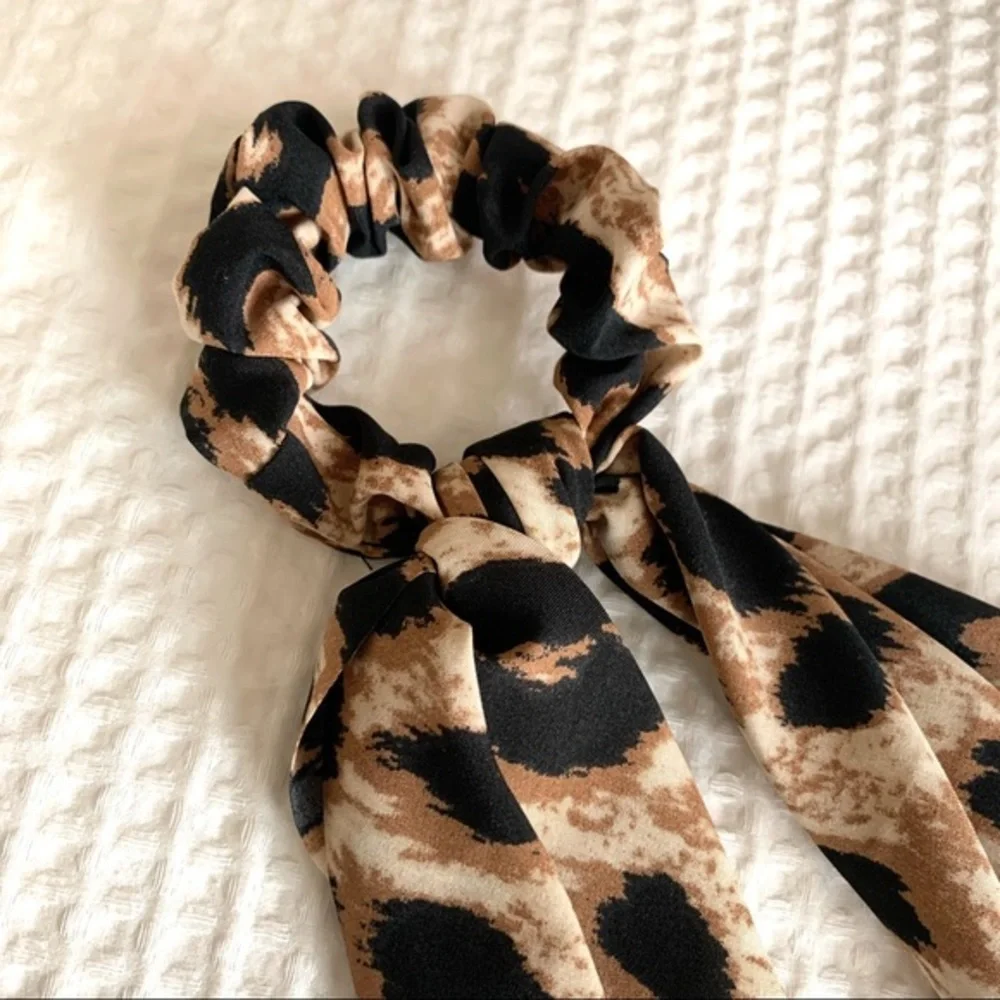 | leopard pony hair scrunchie scarf |